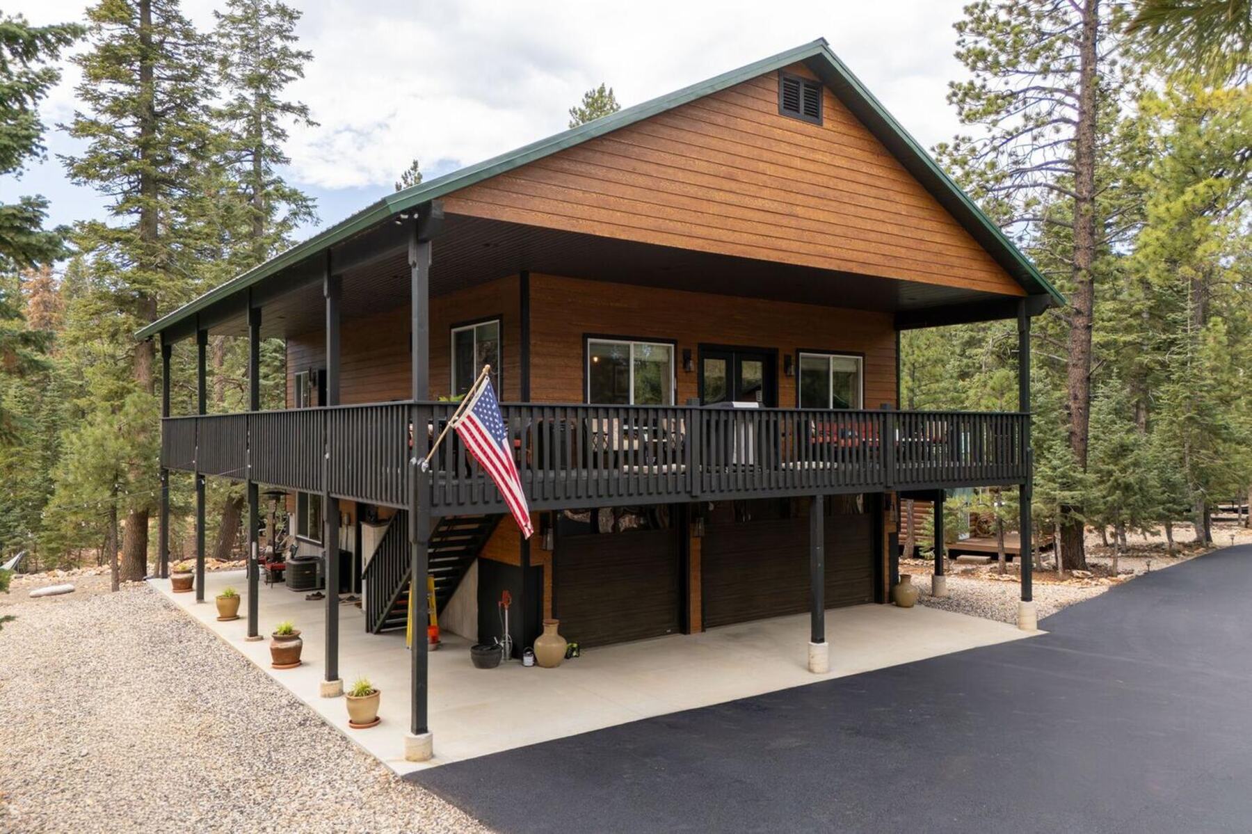 A Jacobs Construction cabin under the pines on Cedar Mountain
