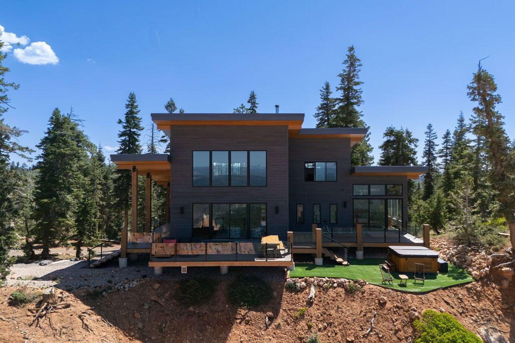 Rear elevation of a Jacobs Construction cabin on the rim