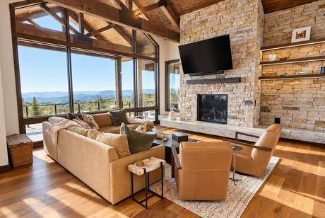 Living, opened to the deck